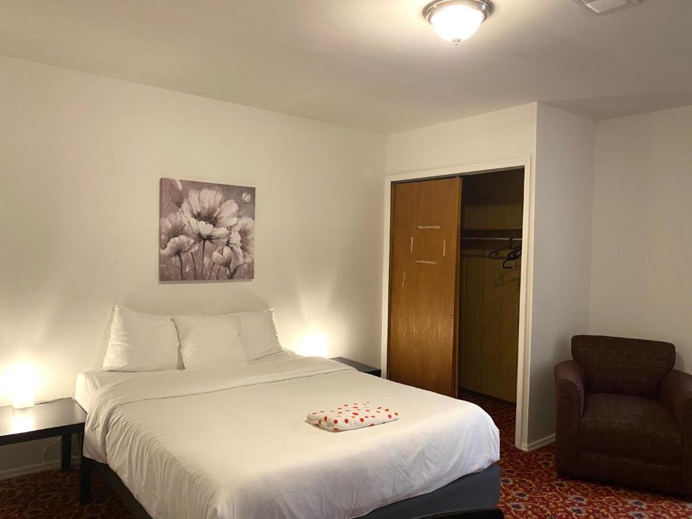 Queen Room with Shared Bathroom interior